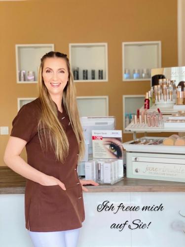 F83FF389-3F16-4DD0-9D9B-E80196B2AD19